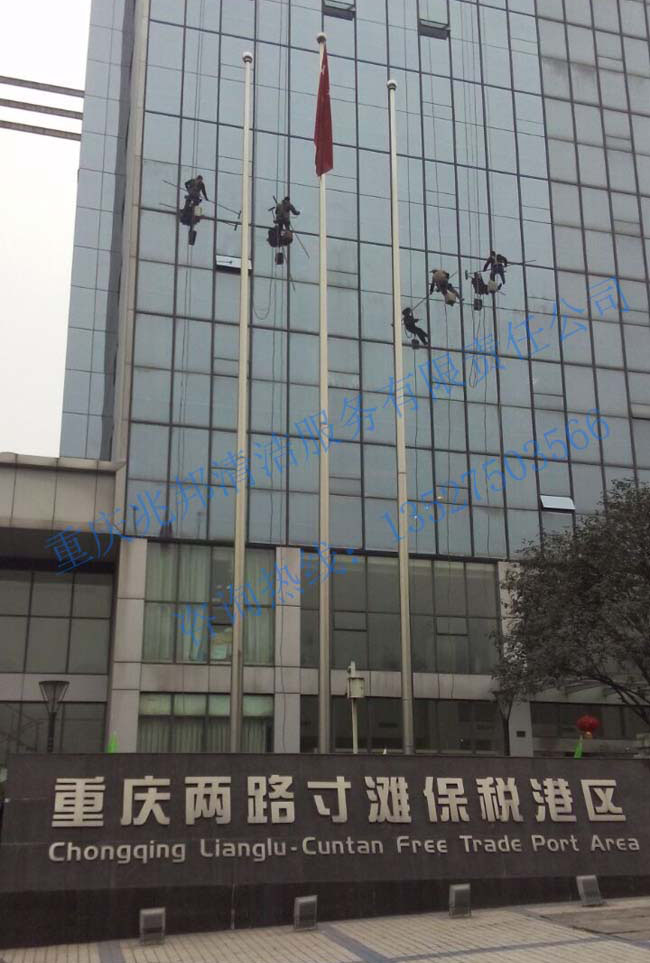 重庆两路寸滩保税港办公大楼外墙清洗